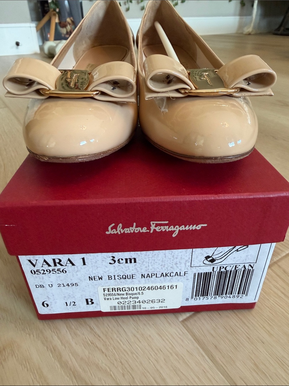 Salvatore Ferragamo Beige Patent Vara Bow Pumps - Picture 2 of 11